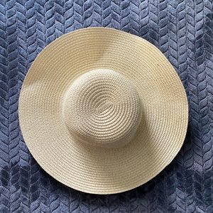 Summer beach floppy hat.